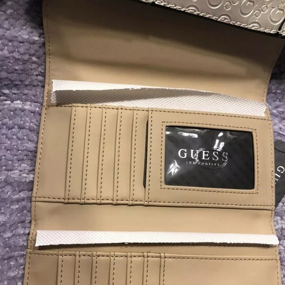 SOLD on Ⓜ️?Guess? champagne bag/wallet set - Picture 5 of 5